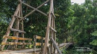 Perjalanan menuju air terjun Haratai harus melalui beberapa jembatan yang terbuat dari kayu, beberapa rapuh dan harus berhati hati.
