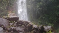 Deburan air terjun Janji