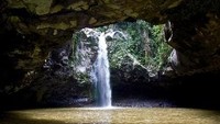 Memanjat jembatan batu yang mengelilingi air terjun ini menjadi kegiatan wajib wisatawan (pbhipmu.wordpress.com)