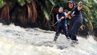 Uji nyali menyeberangi air terjun Kandua Raya.