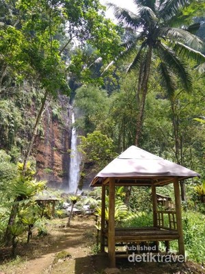 Air Terjun Kapas Biru di Lumajang, Cantik!