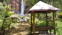 Tempat beristirahat sehabis trekking 45 menit dan view air terjun