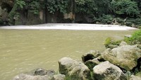 Pulau pasir di dekat air terjun