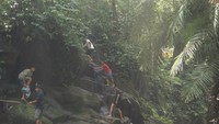 Perjalanan menuju air terjun