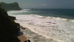 Air Terjun Langsung ke Laut di Pantai Banyu Tibo, Pacitan