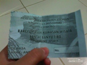 Air Terjun Langsung ke Laut di Pantai Banyu Tibo, Pacitan