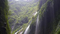 Hujan abadi yang berada di celah masuk air terjun utama