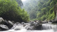 sungai dengan bebatuan yang menyejukan mata