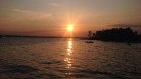 Menanti sunset di Teluk Kendari