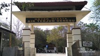Gapura objek wisata Air Terjun Oenesu