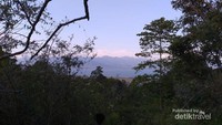 Danau Kerinci terlihat saat mendaki