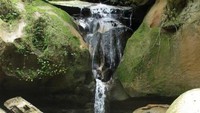 Gua kecil di sebelah air terjun utama