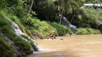 Di sepanjang aliran Sungai Oya juga banyak air terjun lain