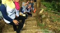 Akses anak tangga menuju air terjun
