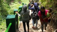 Ujung tangga yang membawa kita ke air terjun.