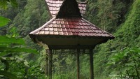 Pondok bergaya khas Karo di depan air terjun