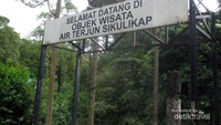 Gapura selamat datang di objek wisata Air Terjun Sikulikap