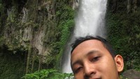 Selfie di depan air terjun