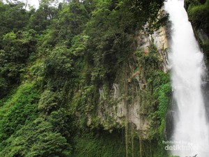 Air Terjun Sikulikap yang Cantik Mempesona di Sumut