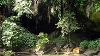 Goa kecil di sebelah air terjun