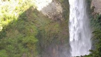 Dibawah air terjun terdapat aliran kali kecil.