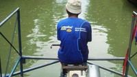 Di atas perahu menuju air terjun utama