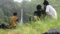 Menikmati air terjun di kejauhan