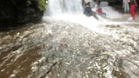 Meski tidak seberapa tinggi, tapi air terjunnya cantik