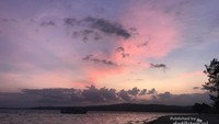 Menikmati sunset di Pulau Bokori.