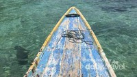 Perpaduan indah air yang biru dan kehijauan di Pulau Senja.