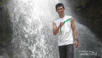 Abadikan momen dengan background air terjun