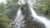 Suasana yang asri di Air Terjun Sri Gethuk