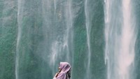 Air terjun ini bak tirai sutera yang sangat lembut ya