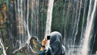 Penampakan cantiknya air terjun dari spot foto yang disediakan pengelola
