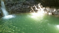 Berenang di air terjun memberikan sensai bebeda karena bersatu dengan alam