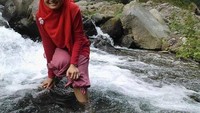 Aliran deras dari air terjun Kedung kayang