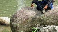 Saya berfoto dengan latar air terjun