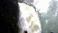 Segarnya udara dengan gemuruh air terjun