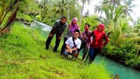 Mejeng di tepi sungai bersama sahabat