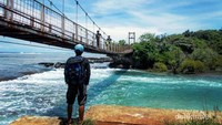 Aneh tapi nyata, di Muara Cilauteureun di Santolo, Garut, wisatawan bisa melihat fenomena air laut mengalir masuk ke daratan. Ini karena muaranya lebih rendah dari laut dan terhalang karang alami. Luar biasa ya!