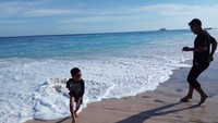 Wisatawan lokal asal Kota Kupang, ibukota Provinsi NTT sedang bermain di Pantai Mingar, 30 Agustus 2017.