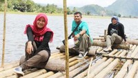 Bermain rakit bisa, berfoto juga bisa