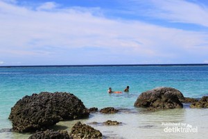 Ajaib! Wisatawan Bisa Terapung di Air Pantai Tureloto, Nias