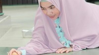 Mencoba mendirikan telur ayam di garis khatulistiwa