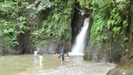 Akhir Pekan Bareng Keluarga di Air Terjun Betala