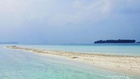 Pulau Timbul yang tidak jauh jaraknya dari Pulau Bira Besar