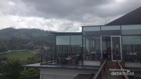 cafe terlihat sangat ramai