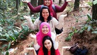 Lotus Wefie di Tengah Hutan Pinus