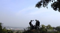 Berpose di Ketinggian ala Tebing Keraton