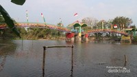 Jembatan Pelangi tampak dari tepi sungai